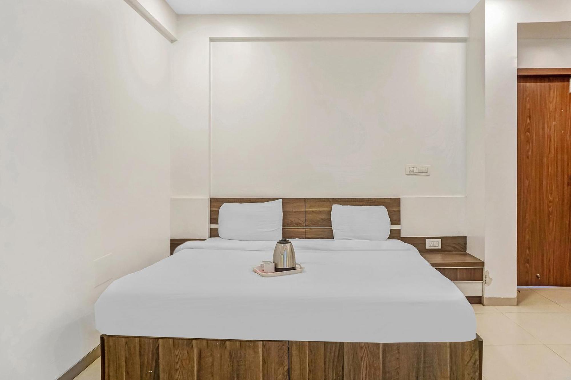 Lohogaon Super Townhouse The Upper Room Near Pune Airport מראה חיצוני תמונה